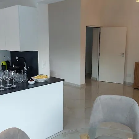 Swiss Qerret Apartman Golem