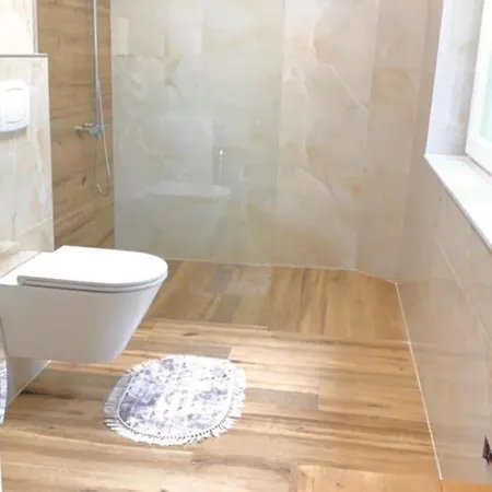 Swiss Qerret Lägenhet *